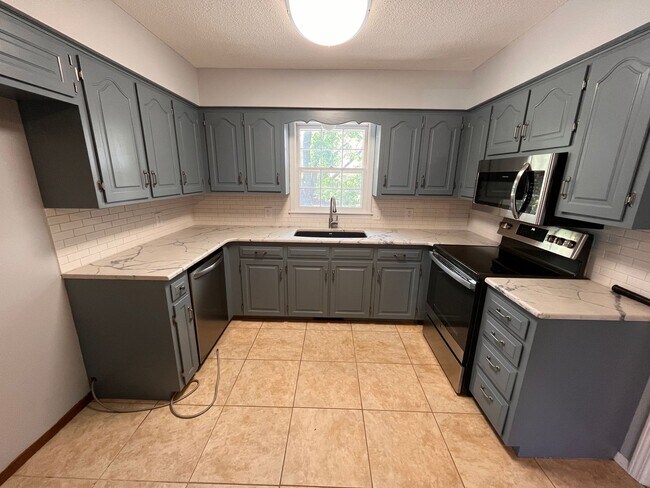 Building Photo - 3-Bed, 2-bath Luxury Southern Hills Designer Home!