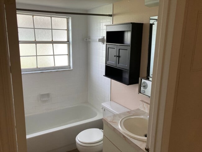 Building Photo - Downstairs 2/2 Country Club Village Condo ...