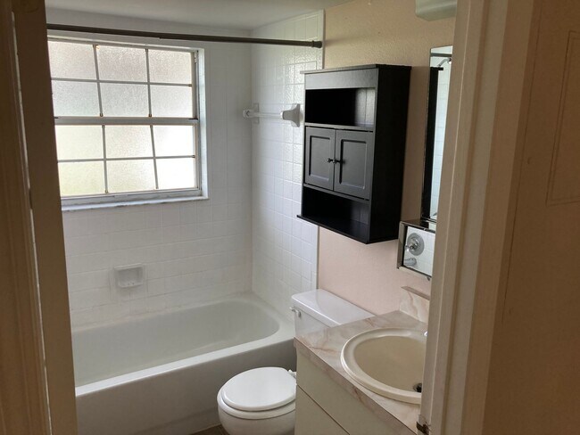 Building Photo - Downstairs 2/2 Country Club Village Condo Unit