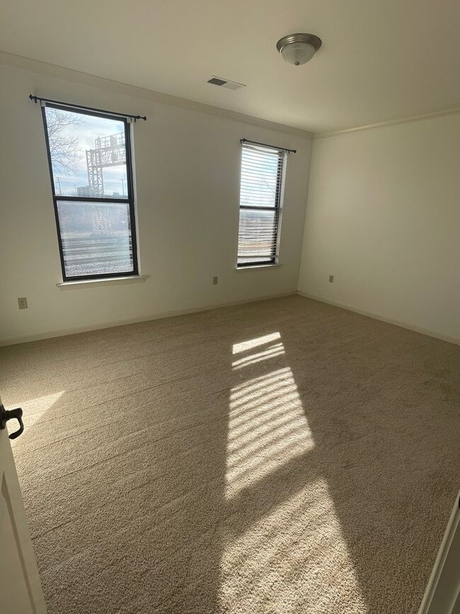 Building Photo - 2BD/2BA Condo located Downtown!
