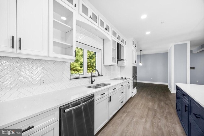 Building Photo - 5692 King Stuart Dr