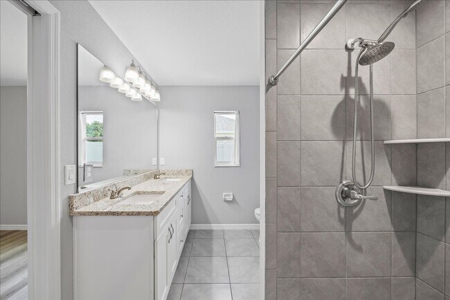 Building Photo - **Discover Your Dream Home in Marion Oaks**