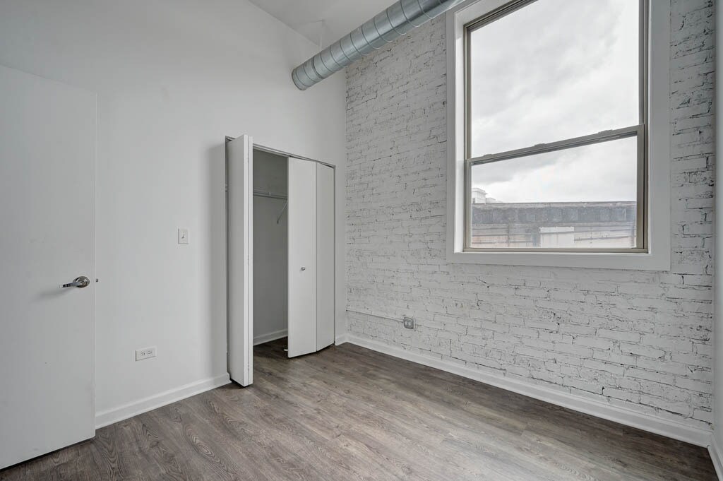 Building Photo - 932 W Dakin St