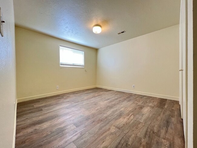 Building Photo - 4 Bedroom/2 Bathroom House in Midvale