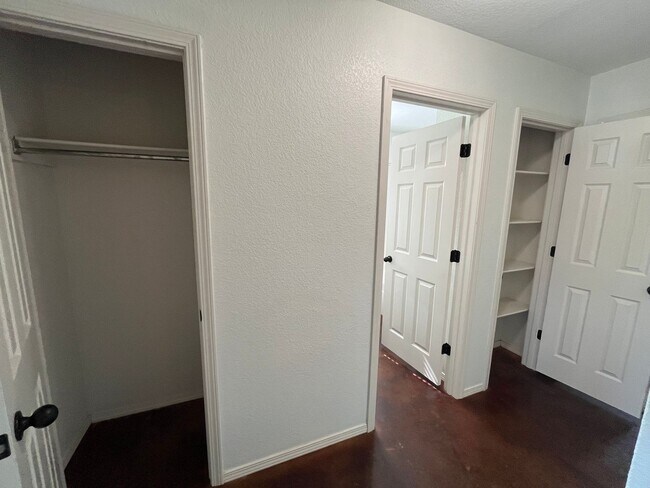 Building Photo - New Listing!