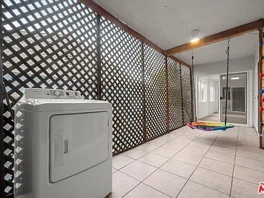 Building Photo - 423 S Rexford Dr