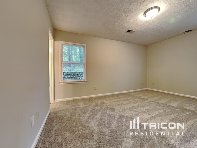 Building Photo - 955 Willow Run