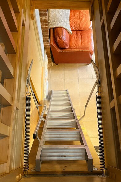 Building Photo - 34216 Thomas Rd E