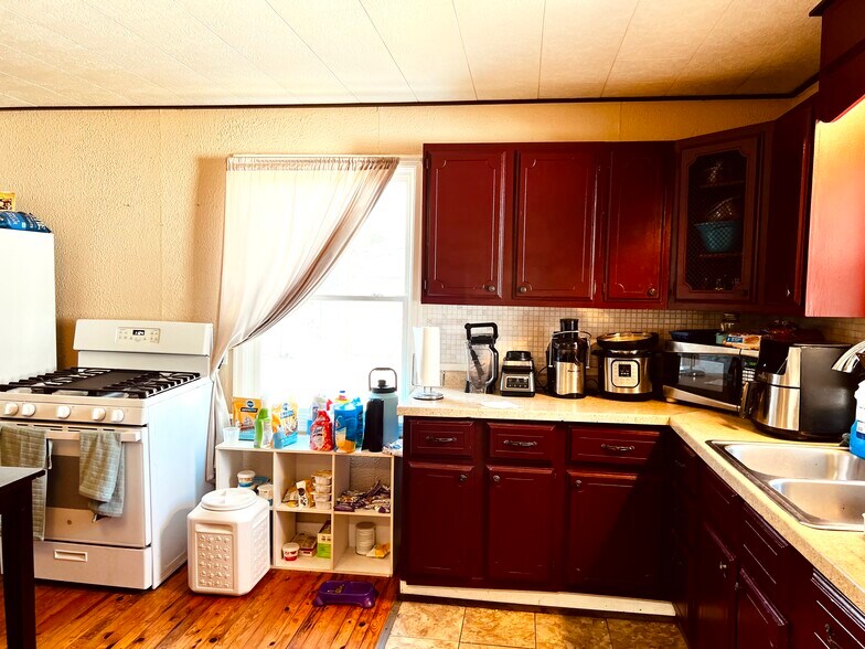 Building Photo - 608 S Webber St