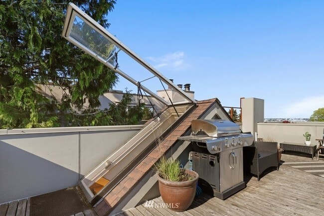 Building Photo - 1633b California Ave SW