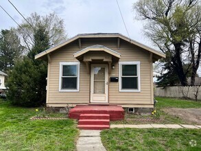 Building Photo - Charming 2 Bedroom 2 Bath Home Located Nea...