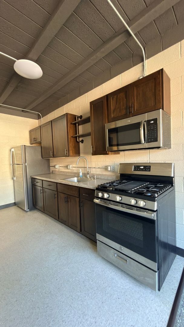 Building Photo - Studio Flat Downtown
