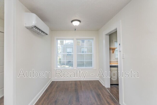 Building Photo - 2524 Rhodes Dr