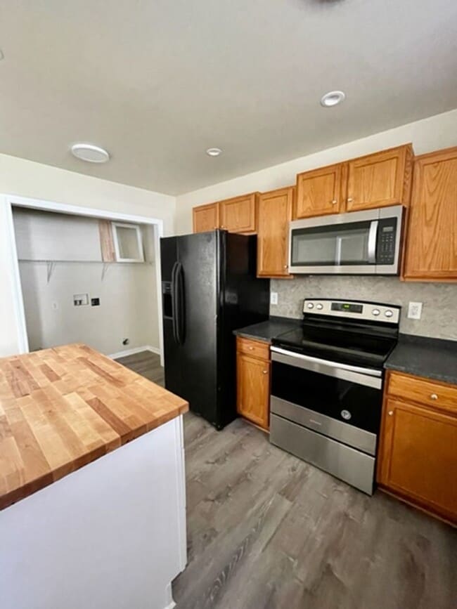 Building Photo - Must see this 4 bedroom 2.5 bath townhouse...