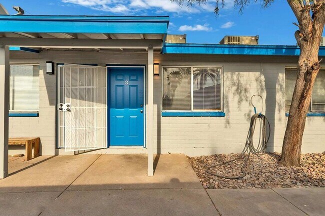 Building Photo - 936 E Roma Ave