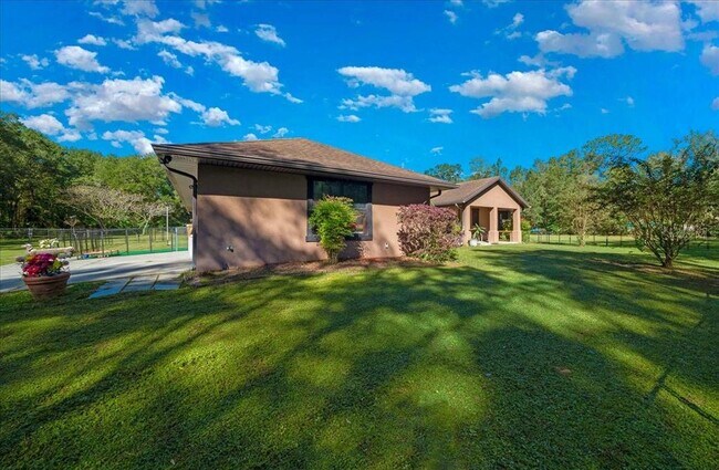 Building Photo - 3135 NE 49th St