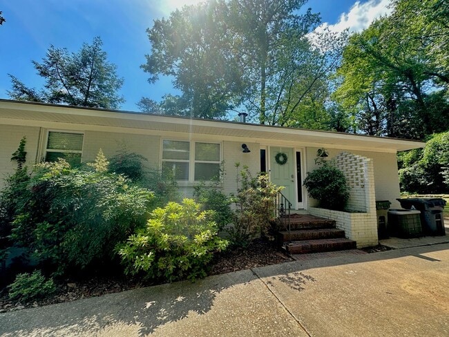 Building Photo - AVAILABLE NOW- SUBLEASE Short distance to Downtown Auburn--One of Kind Home on Sherwood Dr in Auburn