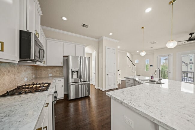 Building Photo - 2025 Cambridge Heights Pl