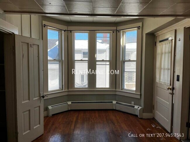 Building Photo - 200 Center St