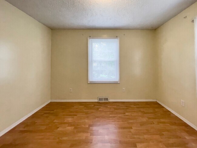 Building Photo - 1512 N Woodridge Ave