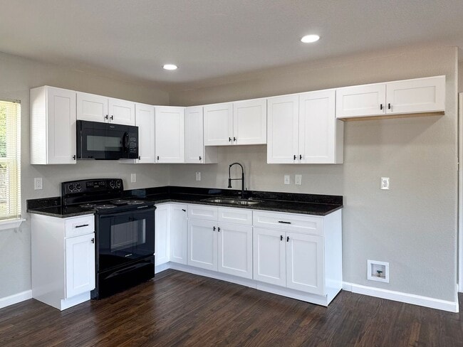 Building Photo - 2 Bed / 1 Bath / Detached Garage