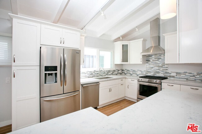 Building Photo - 122 Montreal St