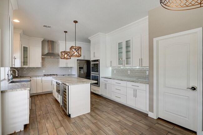 Building Photo - Luxurious 4 bd 3.5 bth Henderson Home in G...
