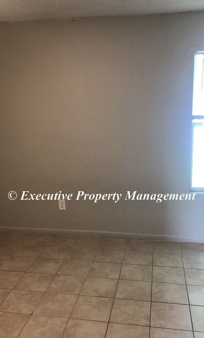 Building Photo - 918-920 JR Ct