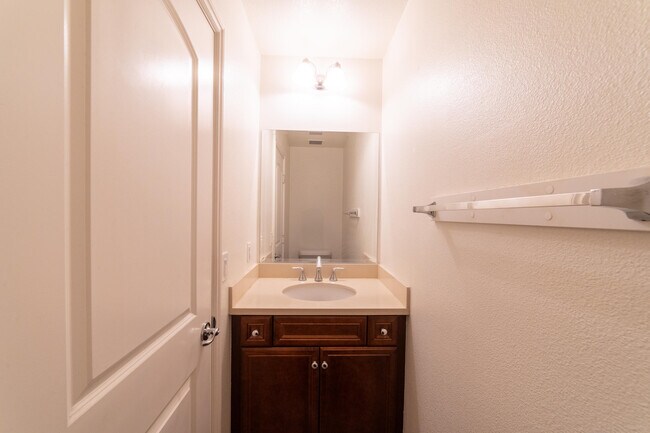 Building Photo - 570 Calle Vibrante