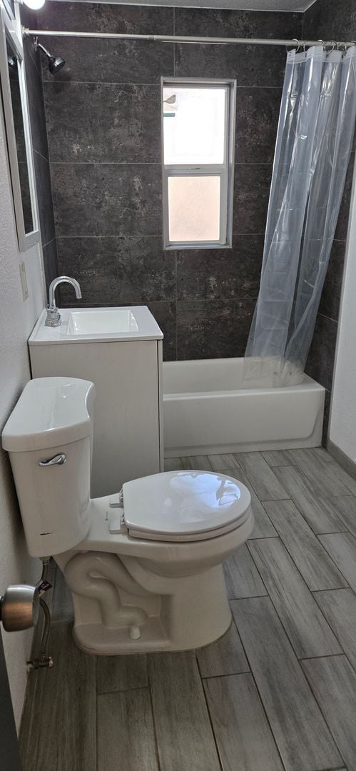 Building Photo - Newly Remodeled 2 Bedroom 1 Bath Condo