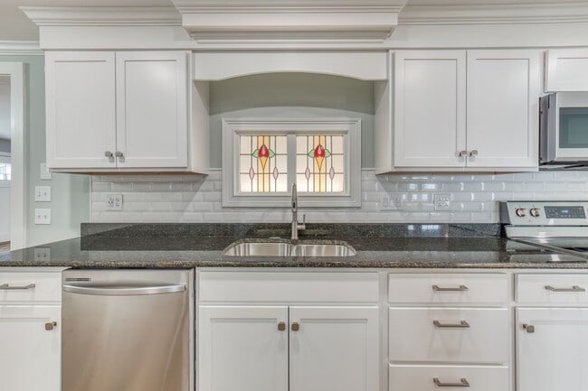 Building Photo - 5 Bedroom / 3.5 Bath Home Blountville, TN