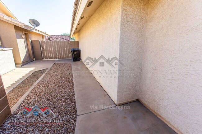 Building Photo - 10864 E Lindner Ave