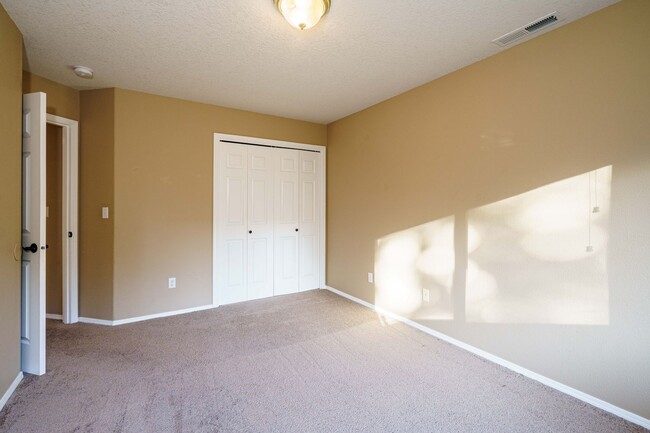 Building Photo - 3 Bedroom 2.5 Bath Duplex -Quick Easy Acce...