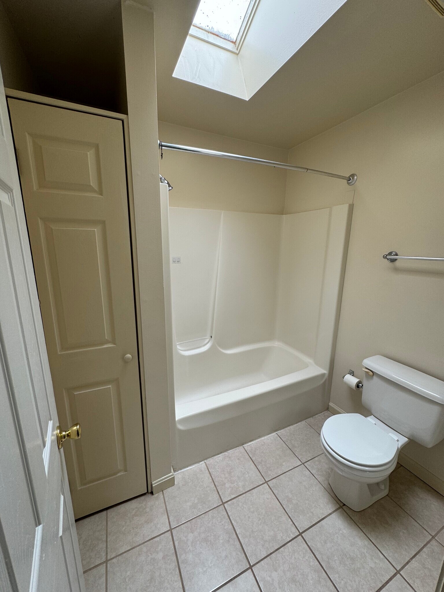 Full Bath - 45 S Colonial Dr