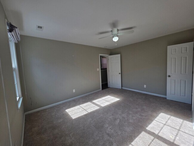 Building Photo - 212 Elm Ave