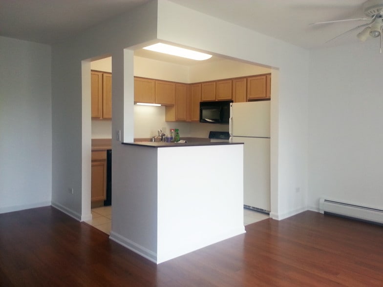 Building Photo - 995 S Ct of Shorewood