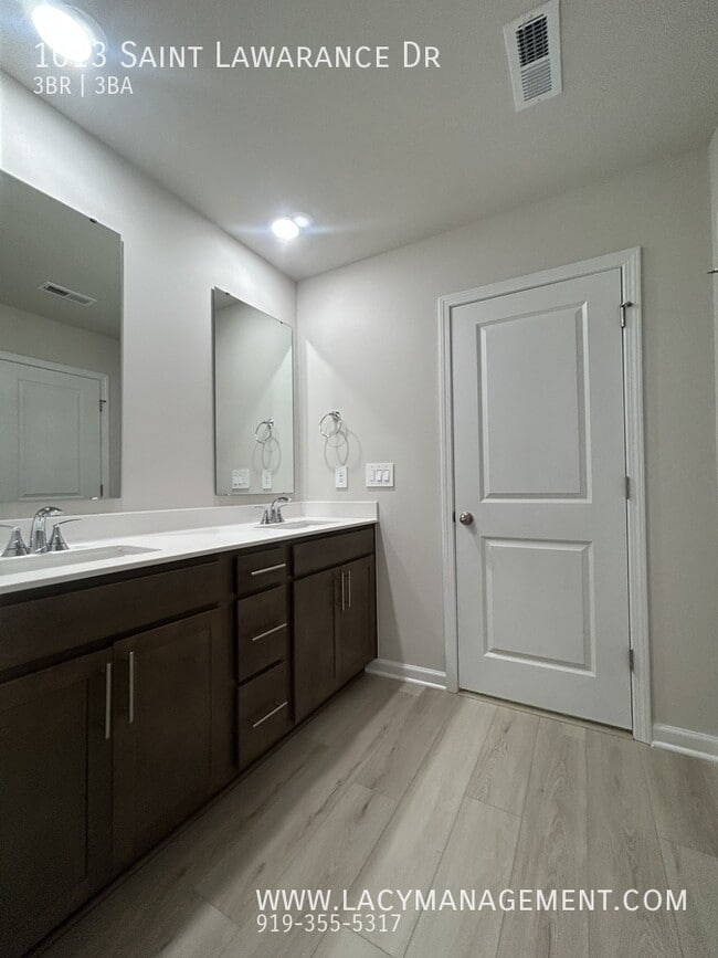 Building Photo - 1013 St Lawrence Dr