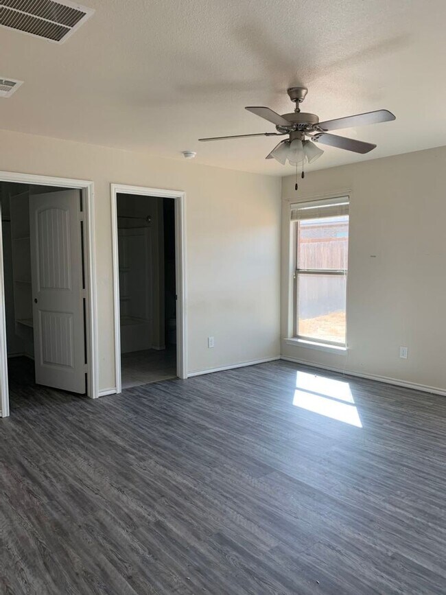 Building Photo - House For Lease in Odessa