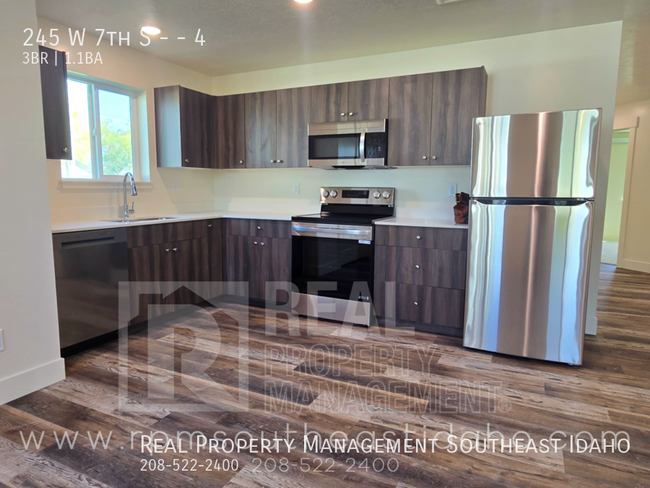 Building Photo - 245 W 7th S