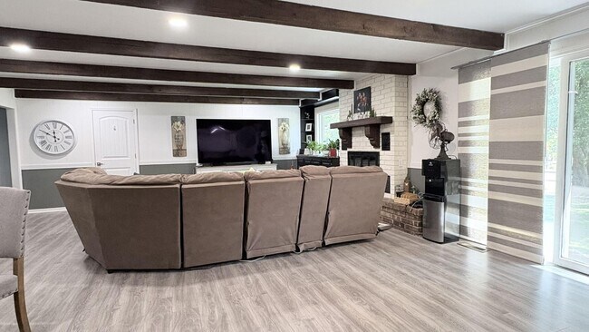 Building Photo - Remarkable 4 bed 2.5 bath w/ basement in Siloam Springs