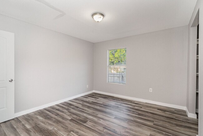 Building Photo - 4-Bedroom, 2-Bath Home in South Dallas with Convenient Access to Major Highways and City Amenities