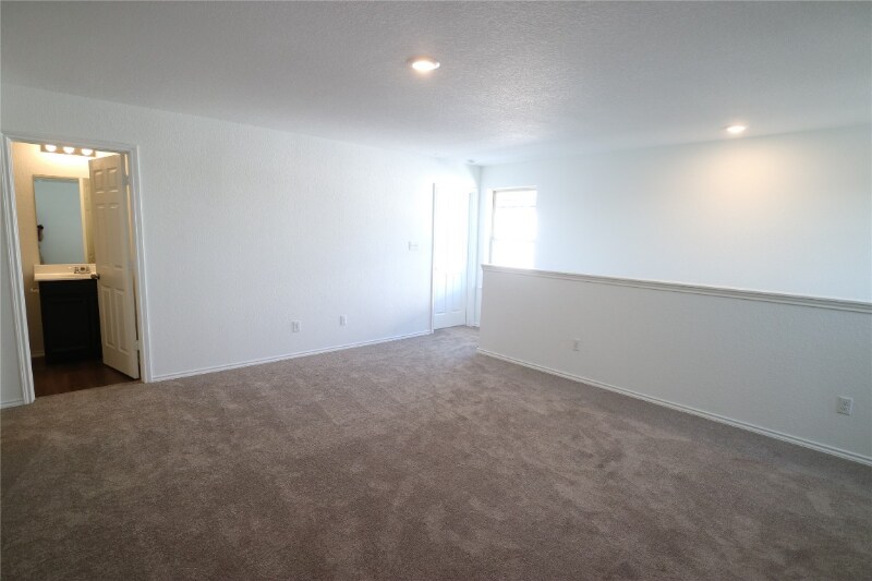 Building Photo - 444 English Oak St