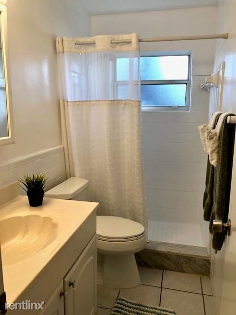 Building Photo - 2 br, 2 bath Townhome - 409 SE 18th St Apt 5