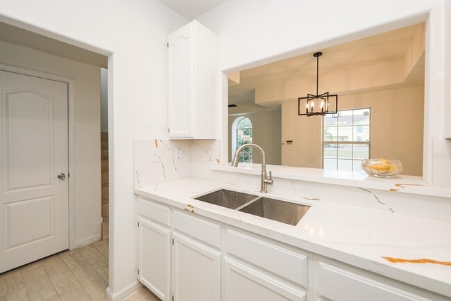 Building Photo - 1000 Ranchway Dr