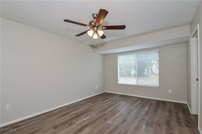 Building Photo - 6947 Roslyn Ct