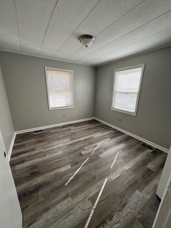 Building Photo - Newly Remodeled 3 Bedroom 1 Bath *Half off First Month*