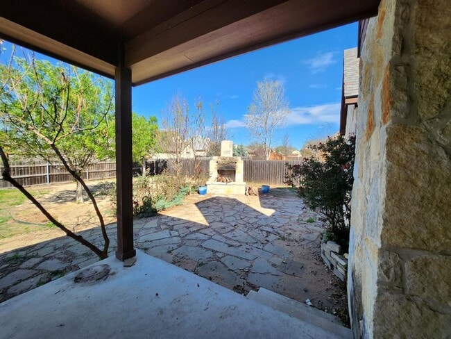 Building Photo - Large 4 bedroom 2.5 bath home