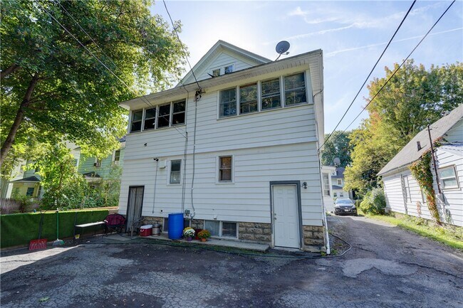 Building Photo - 590 Garson Ave