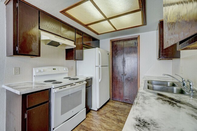 Building Photo - Comfort, Charm & Convenience in This Edmond Duplex