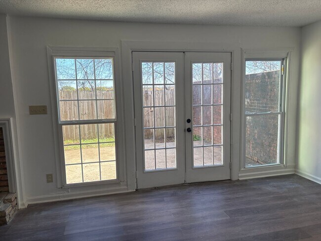 Building Photo - Spacious